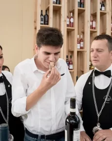 Sommelier Astemio annusa tappo